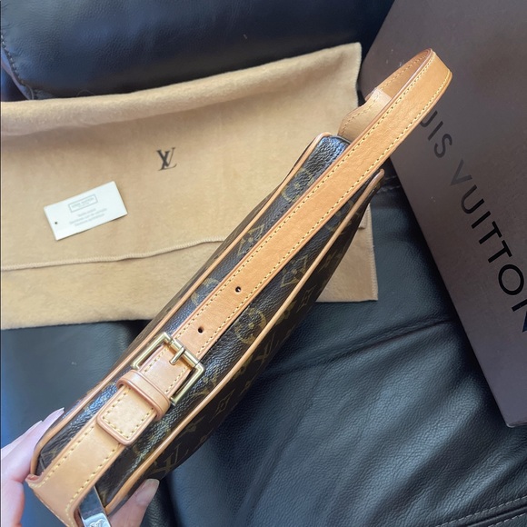 💯 authentic Louis Vuitton Croissant PM - Picture 4 of 10